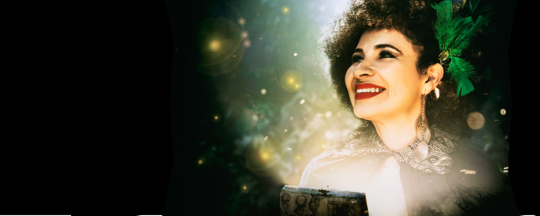 Anne Gil sonriendo bajo una luz escénica