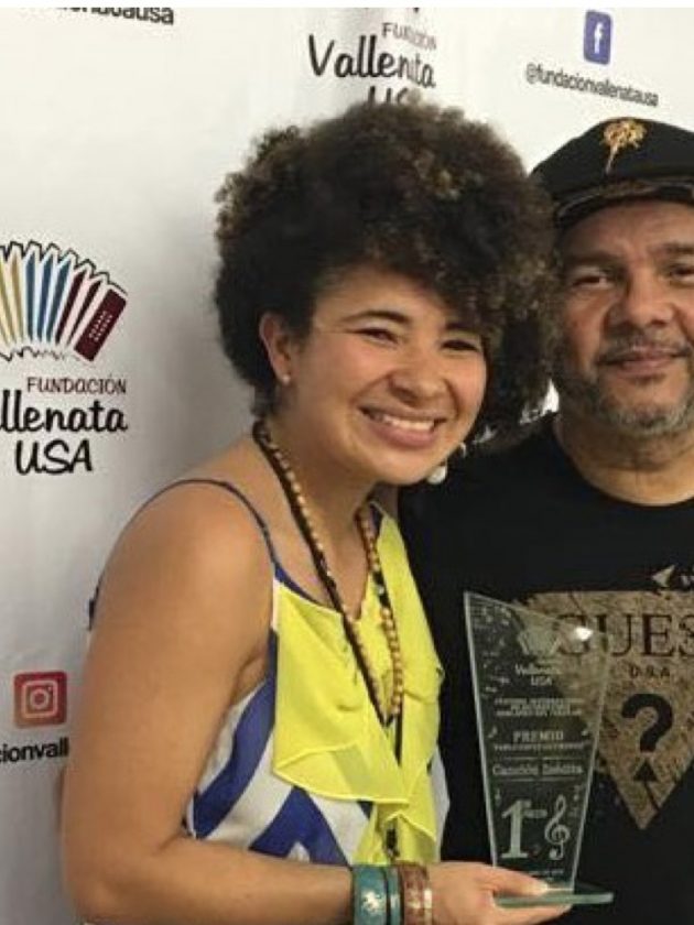 Anne Gil recibiendo un reconocimiento en el Festival Internacional de Acordeones en Miami